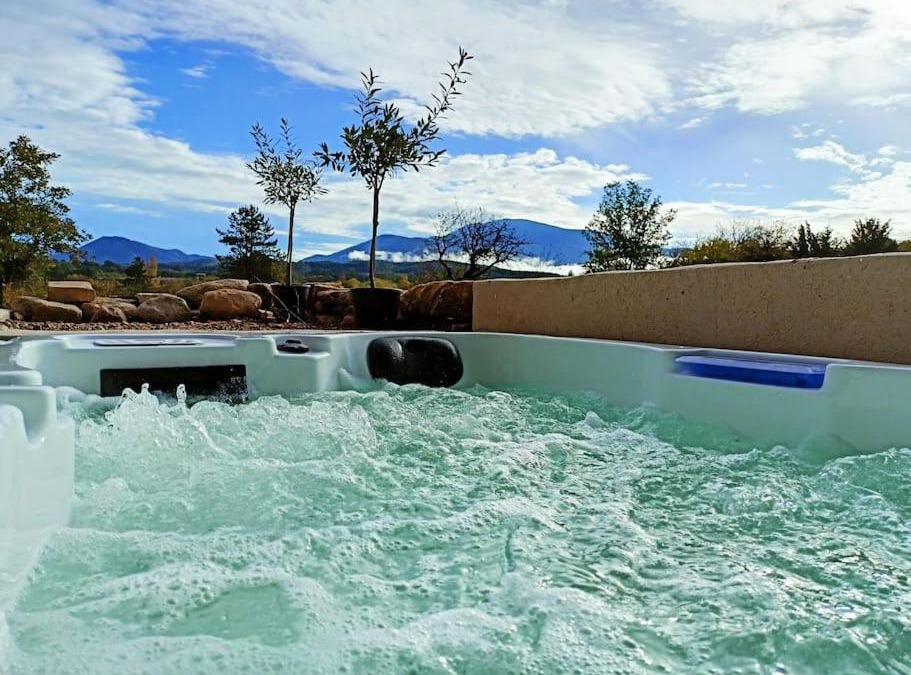 Crestet Apartment | Gîte de charme avec jacuzzi face au Mont Ventoux