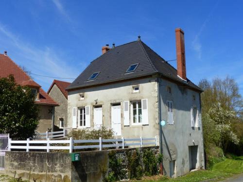 Bransat House | Gîte de Charme Rénové avec SPA, Jardin et Activités Familiales à Bransat - FR-1-489-295
