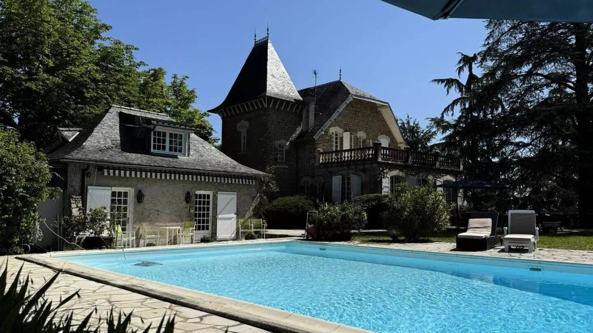 Brive-la-Gaillarde Villa | Gîte de France Pool house and tennis 3 ears - Gîte de France 7 people