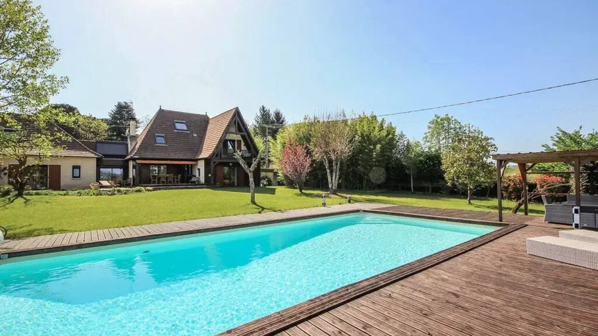 Varetz Villa | Gîte de France Bayat 4 ears - Gîte de France 10 people
