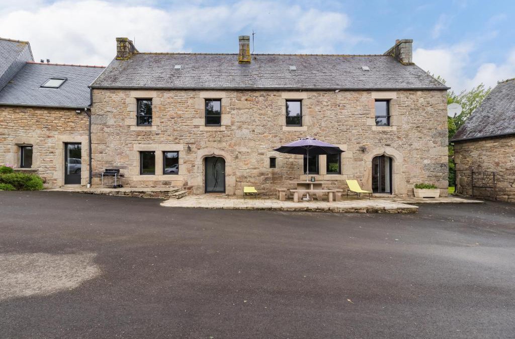 Ploumilliau House | Gîte de Kerduraison - Maison avec grand jardin