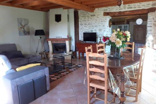 Saint-Clement-de-Regnat House | Gîte des Billaudes