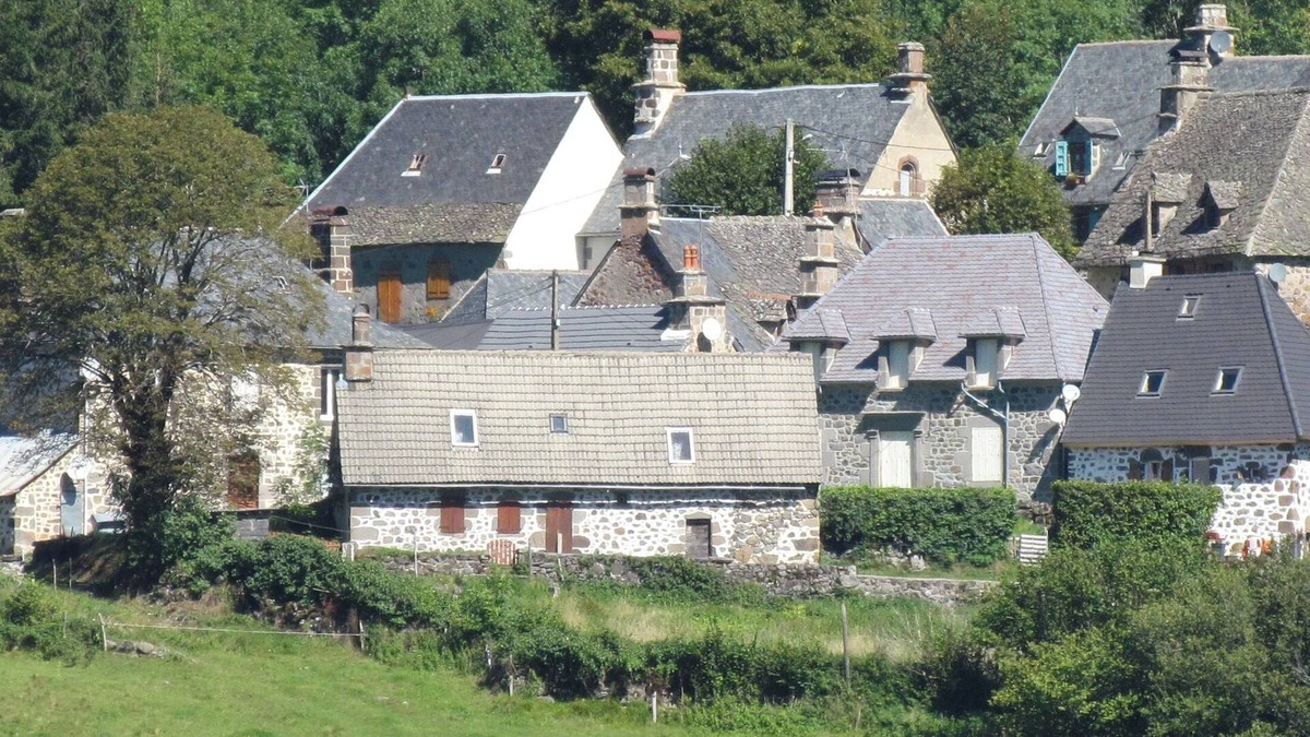 Le Fau House | Gîte des Crêtes, M2 * (near Salers), facing south, quiet, view of the valley