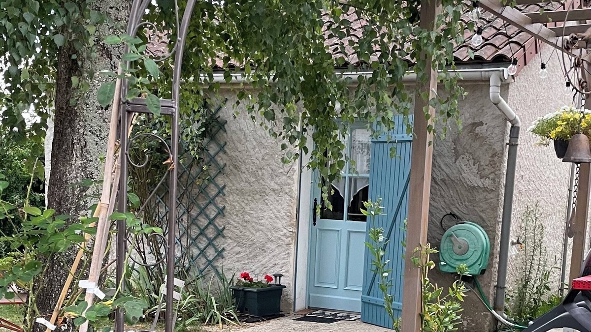 Saint-Priest-Bramefant Apartment | Gîte du Ruisseau