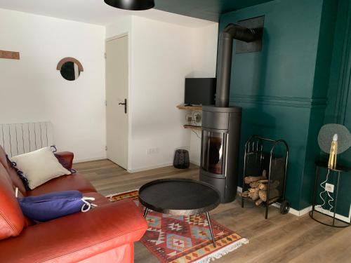 Noyal-Muzillac Apartment | Gîte du Nid Beau Duplex tout confort, entouré de verdures, piscine chauffée de mi-mai à mi-sept