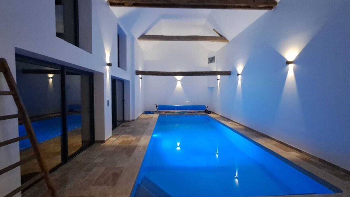 Rouez House | Gîte du Plantagenêt with private indoor heated pool
