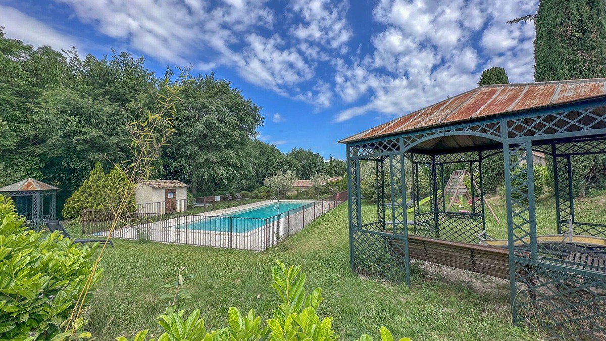Mirabel-aux-Baronnies Ski Chalet | Gîte Eden, aux Mirabelles, piscine commune