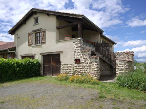 Saint-Medard-en-Forez House | Gîte familial avec cheminée, jardin et espace jeux près de Chazelles-sur-Lyon et St-Galmier - FR-1-496-281