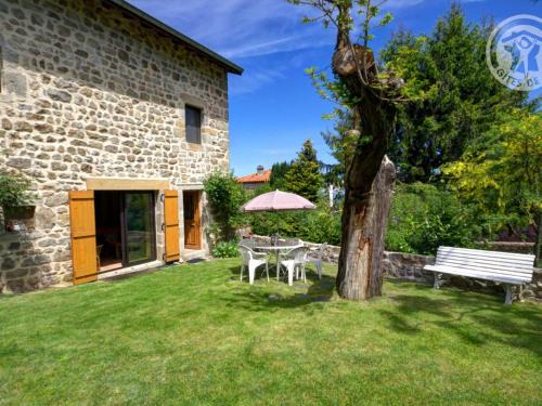 Marols House | Gîte familial en pierre avec jardin, près des chemins de randonnée et forêts, idéal détente et nature - FR-1-496-1
