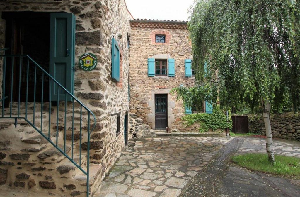 Villeneuve-dʼAllier House | Gîte familial avec grande terrasse à Auzat, proche baignades et sites historiques - FR-1-582-183