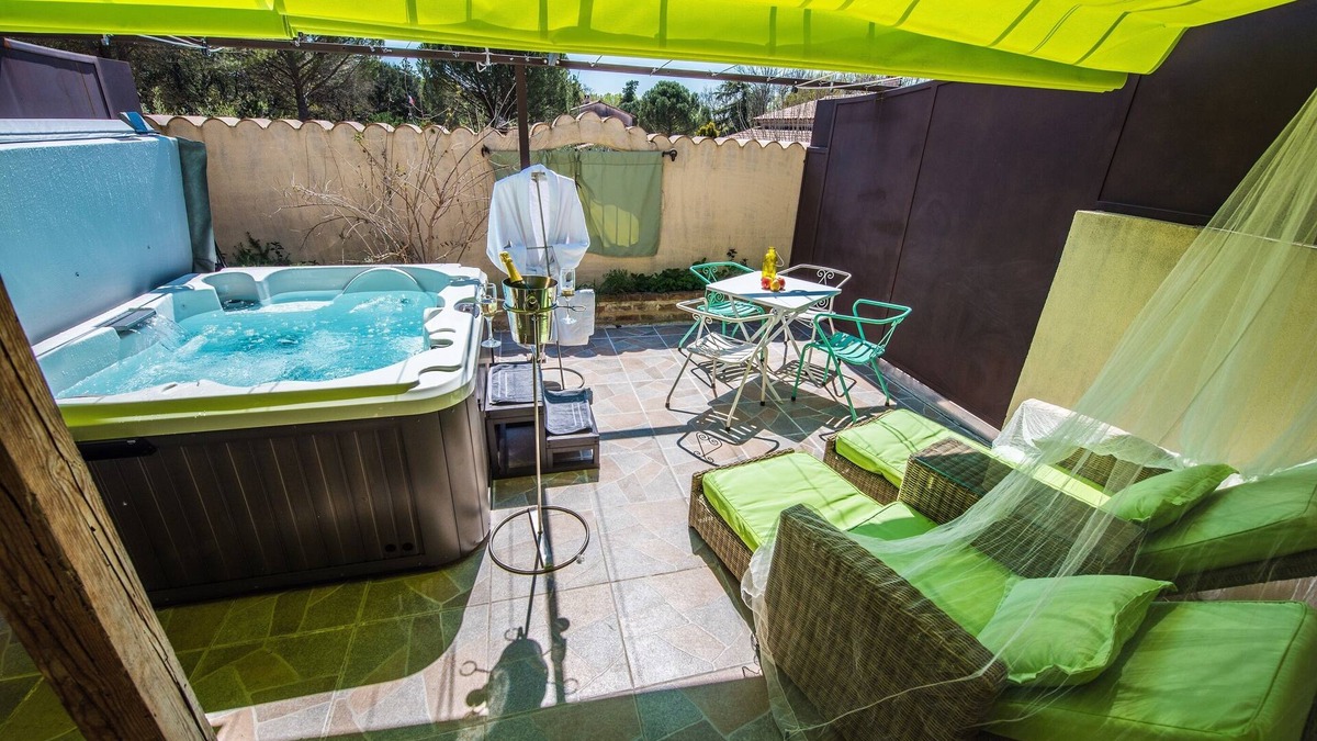 Allegre Les Fumades House | Gîte Haut de Gamme Avec Jacuzzi Privatif