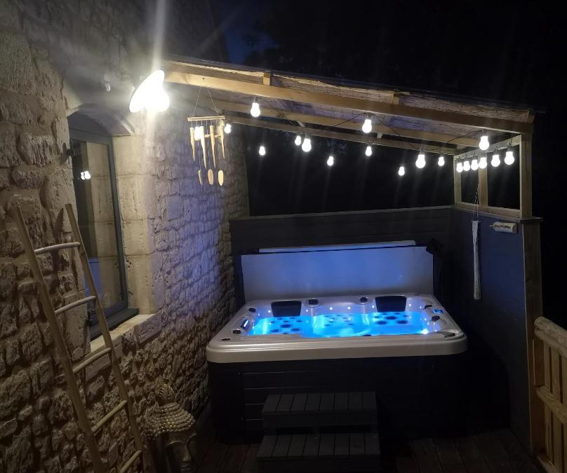Valognes Apartment | Gîte La Grange de La Trigalle avec spa professionnel privatif