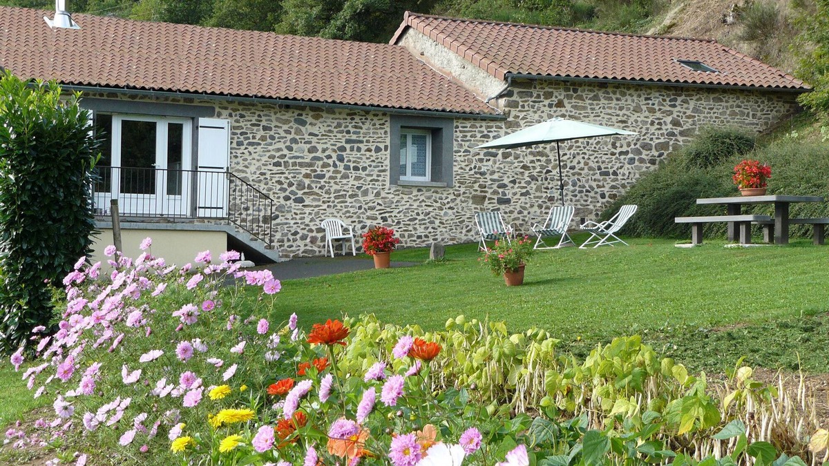Massiac Cottage | Gîte La Grange - Pool and nature.