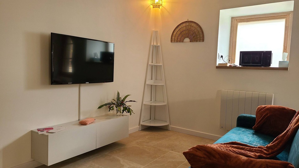 Chateau-Verdun Apartment | Gîte la Rivière, Aston valley, resort shuttle, close to shops