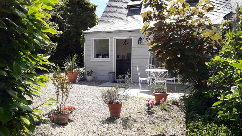 Ploneour-Lanvern House | Gîte, Le Jardind'Eneour, spots de surf, plages et randonnées !