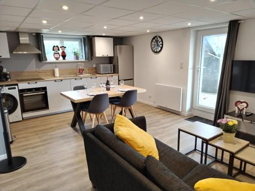 Wintzenheim Apartment | Gîte le petit wintz 4 personnes avec son jardin privatif - Parking avec borne de recharge pour véhicule électrique 22Kw - 2 vélos