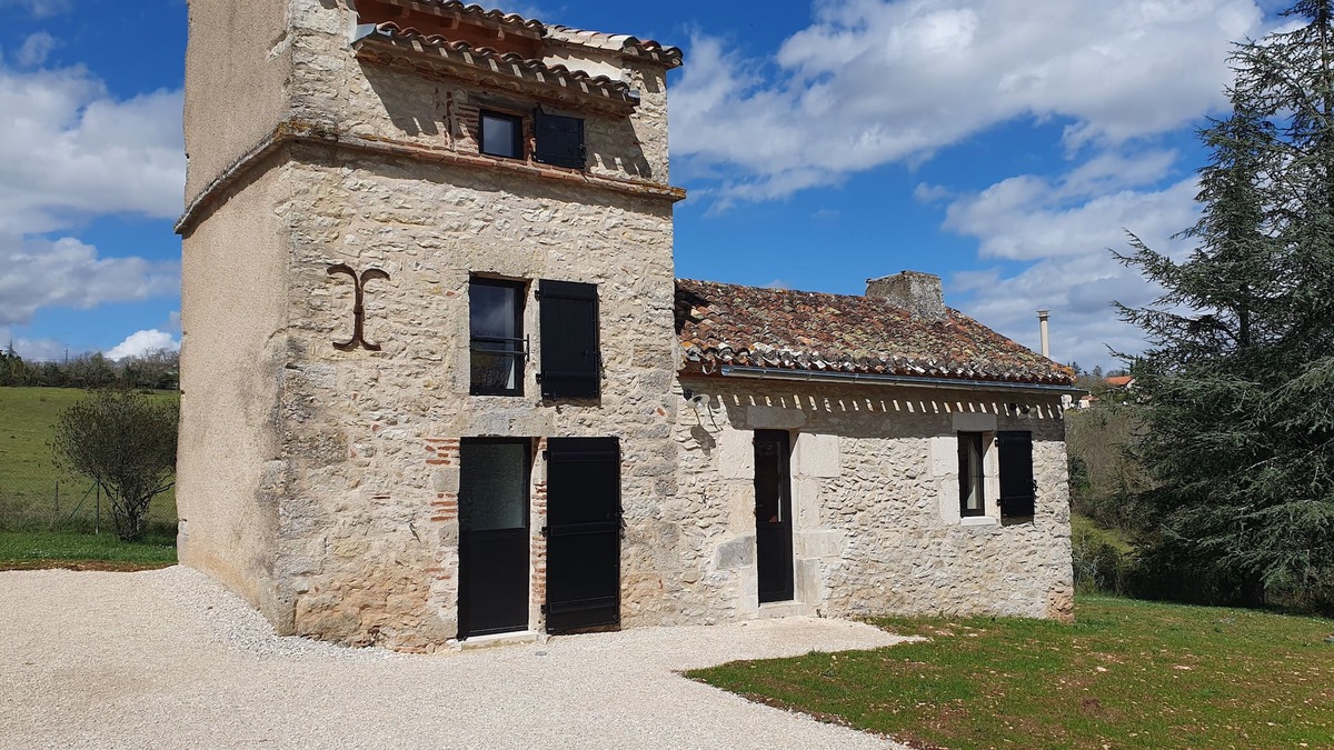 Flaujac-Poujols House | Gîte "Le Pigeonnier" Dans Grand Parc Arboré, au Pied des Chemins de Randonnée