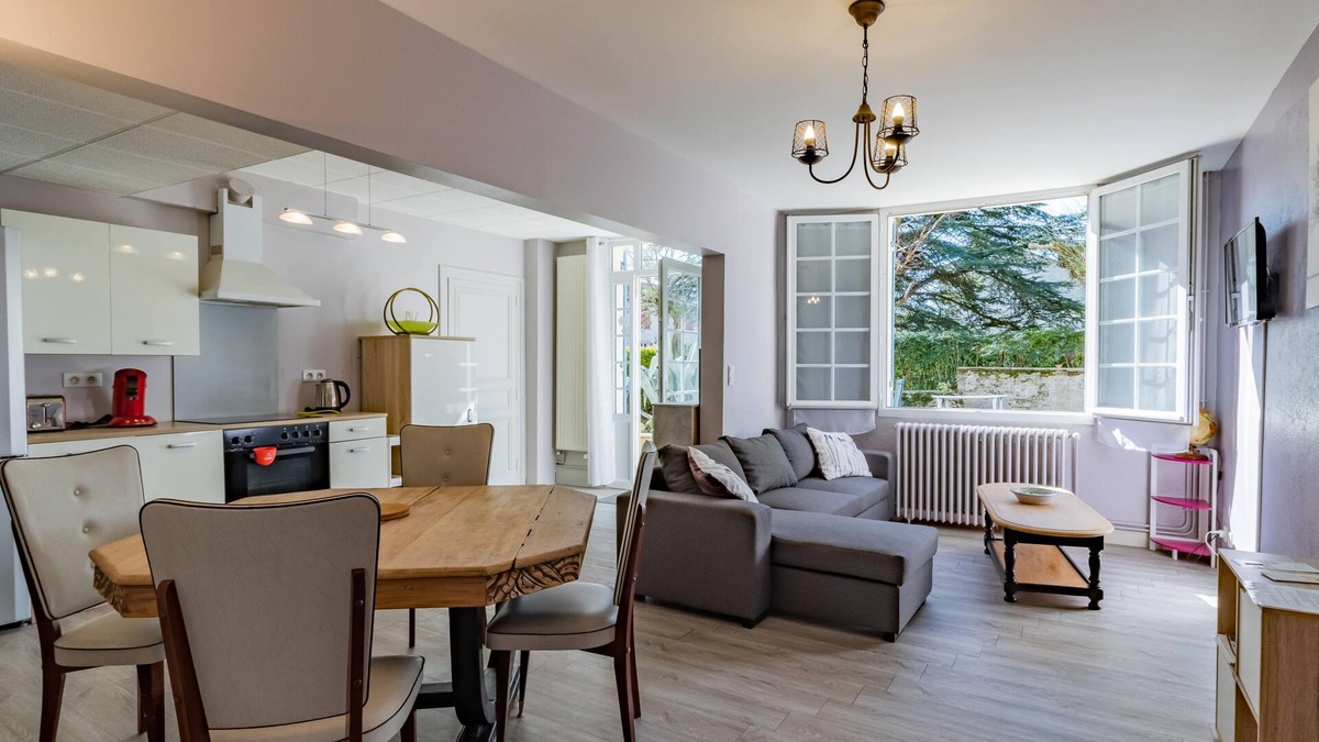 Le Fleix Apartment | Gîte Les Fleurs, Périgord Pourpre - Le Fleix - Apartment and swimming pool