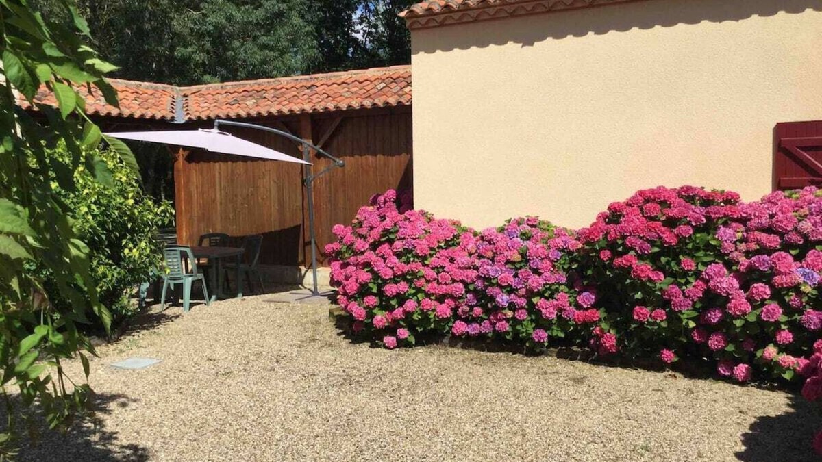 Echire House | Gîte Les Iris 4étoiles bordière Réserve des Huttes