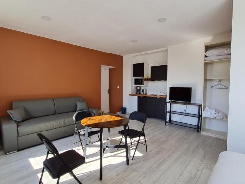 Lacroix-sur-Meuse Apartment | Gîte lumineux 2-4 pers. avec terrasse et restaurant sur place - FR-1-585-92