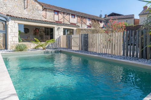 Forges House | Gîte Lunaben-Maison en pierres avec piscine