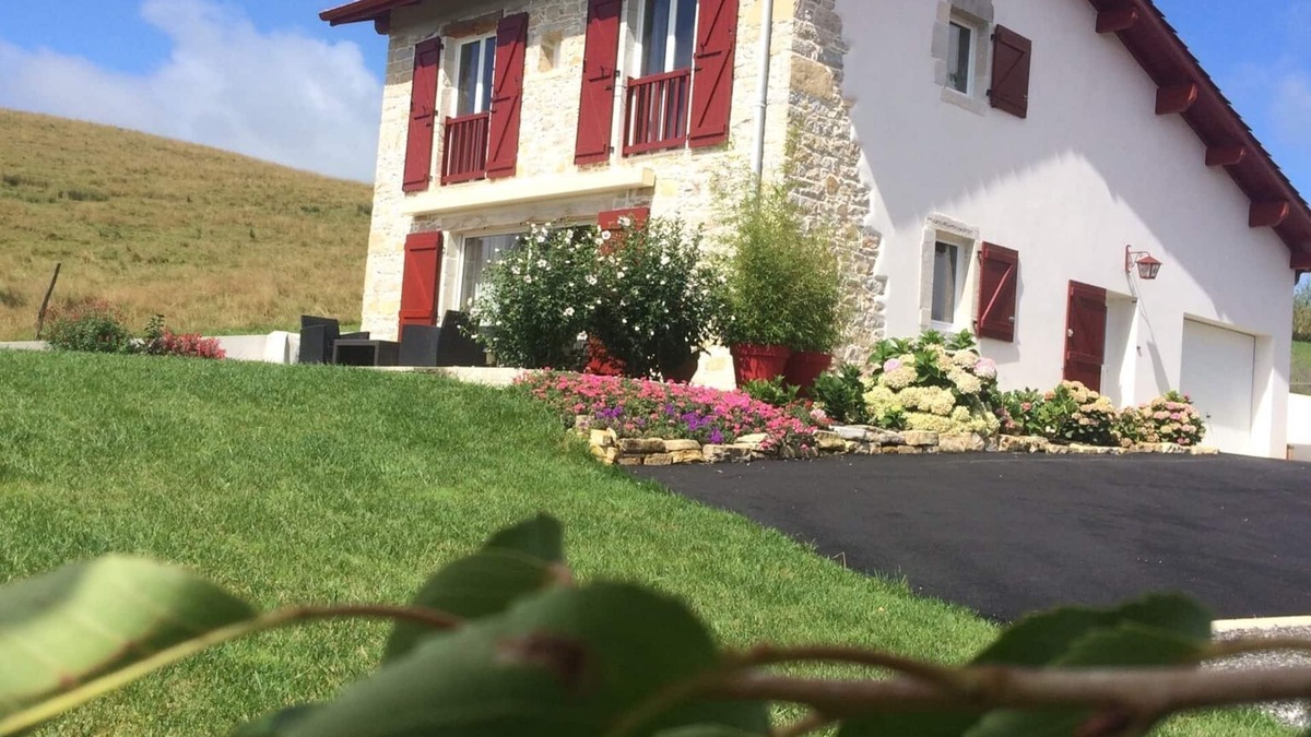 Bearn-Basque Country House | Gîte Maison Cauhepé 4* sleeps 4, 2 kms from a listed village