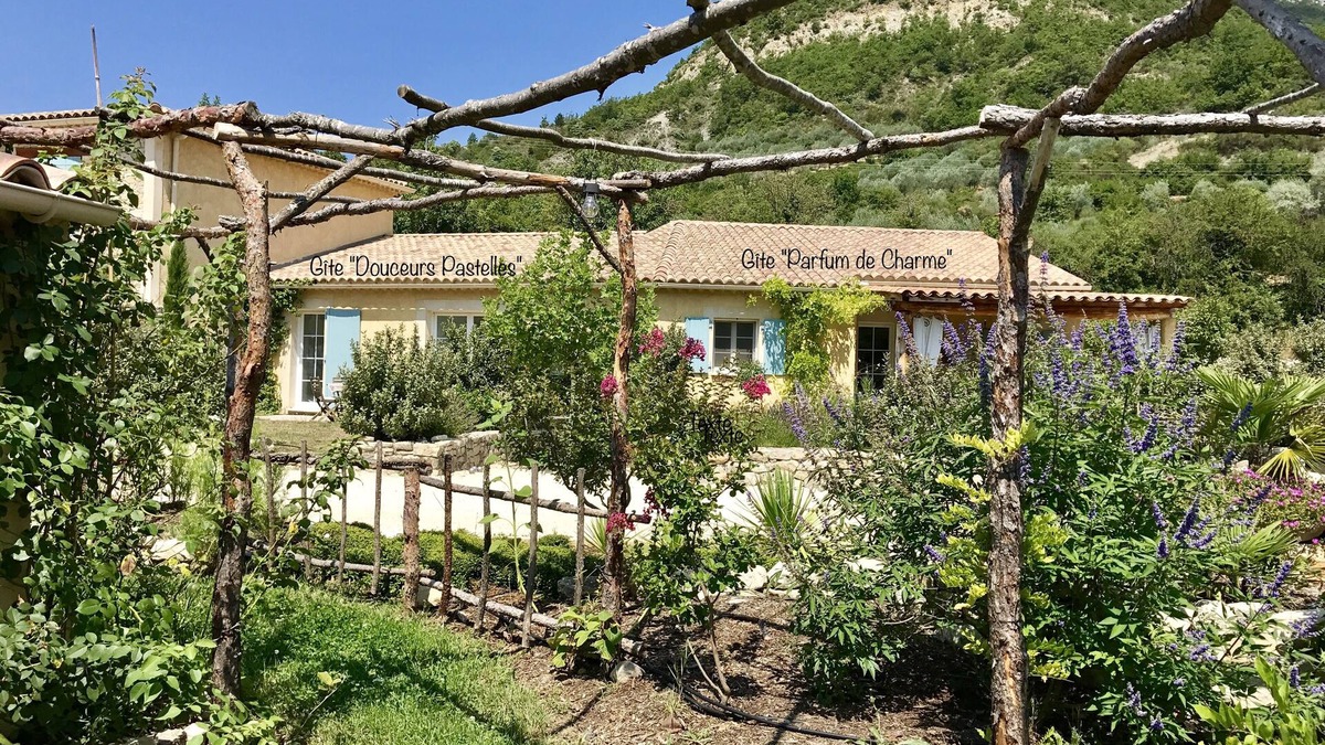 Saint-Ferreol-Trente-Pas House | Gîte "pastel sweetness"