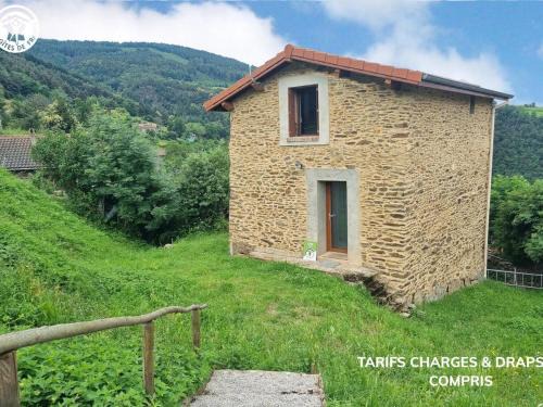 Saint-Chamond House | Gîte rénové avec terrasse panoramique et tout confort à Saint-Chamond, proche Saint-Étienne et Lyon - FR-1-496-324