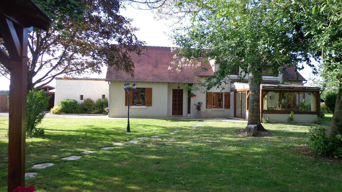 Cheverny House | Gîte rural "Le Noyer Rondin" in Cheverny (sleeps 12), ideal for families.