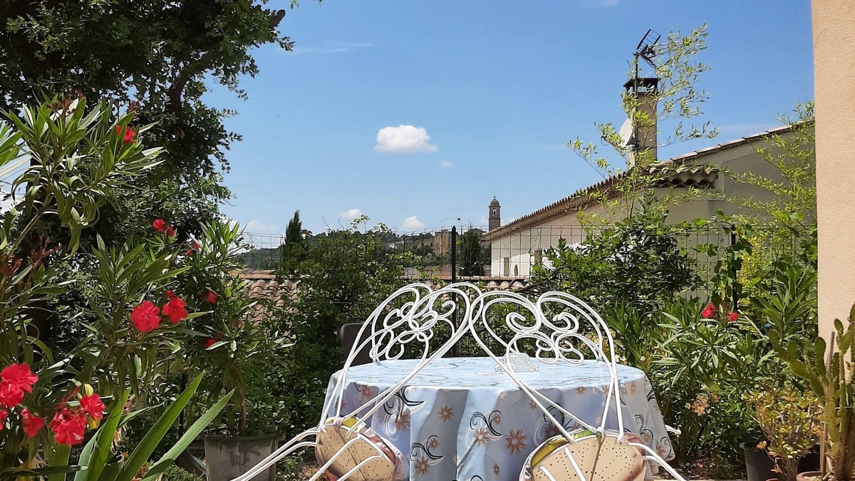 Mormoiron Apartment | Gîte sous le Chêne Vert/Ideal for cyclists and hikers/Free private parking