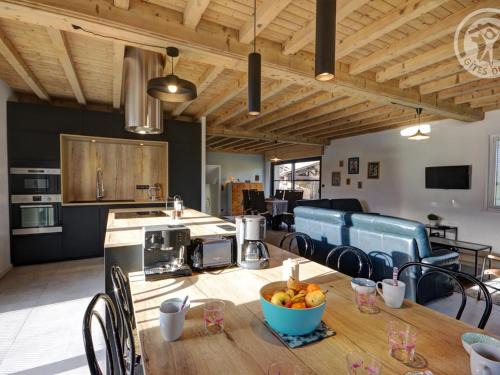 Saint-Just-Saint-Rambert House | Gîte spacieux, 4 chambres, cheminée, jardin clos, proche Saint-Just-Saint-Rambert - FR-1-496-195
