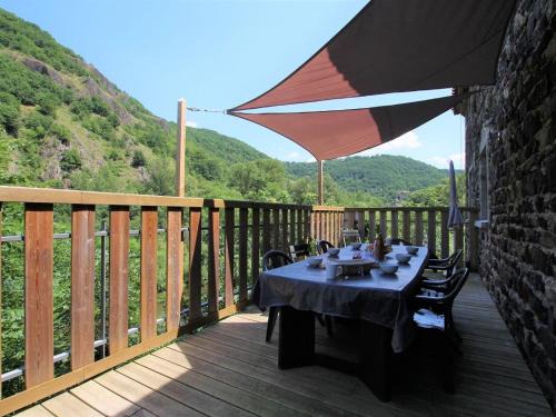 Saint-Julien-des-Chazes House | Gîte spacieux avec terrasse surplombant rivière, idéale pour pêche et sports d’eau, tout inclus - FR-1-582-17