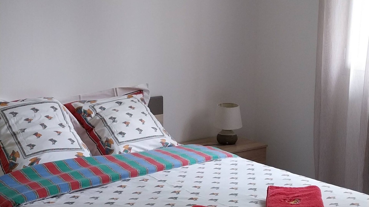 Montluel House | Gîte Spacieux Dans un Cadre Verdoyant