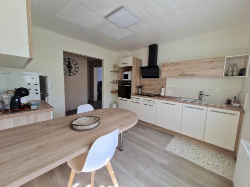 Vilosnes-Haraumont House | Gîte tout confort au bord de la Meuse avec jardin et activités familiales à proximité - FR-1-585-82
