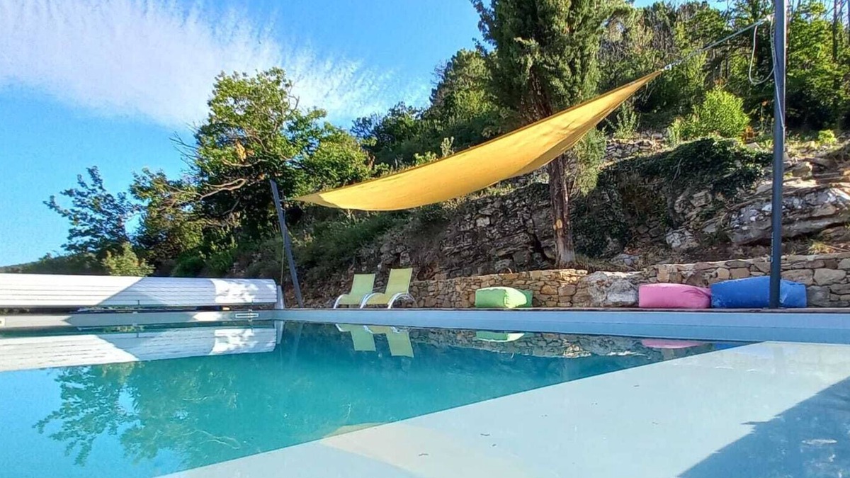 Besseges Cottage | Gîtes en Pleine Nature Dans un Hameau Authentique. Vue Exceptionnelle.piscine