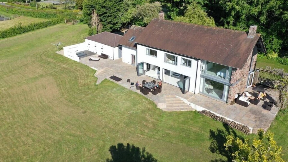 Pill House | (G)STUNNING SUBSTANTIAL HOUSE IN EXCLUSIVE LOCATION