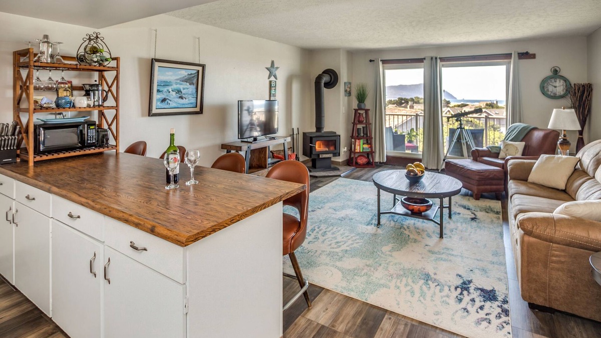 Gearhart Condo | G634 1 Bedroom 2nd Floor Elevator No Cleaning fees