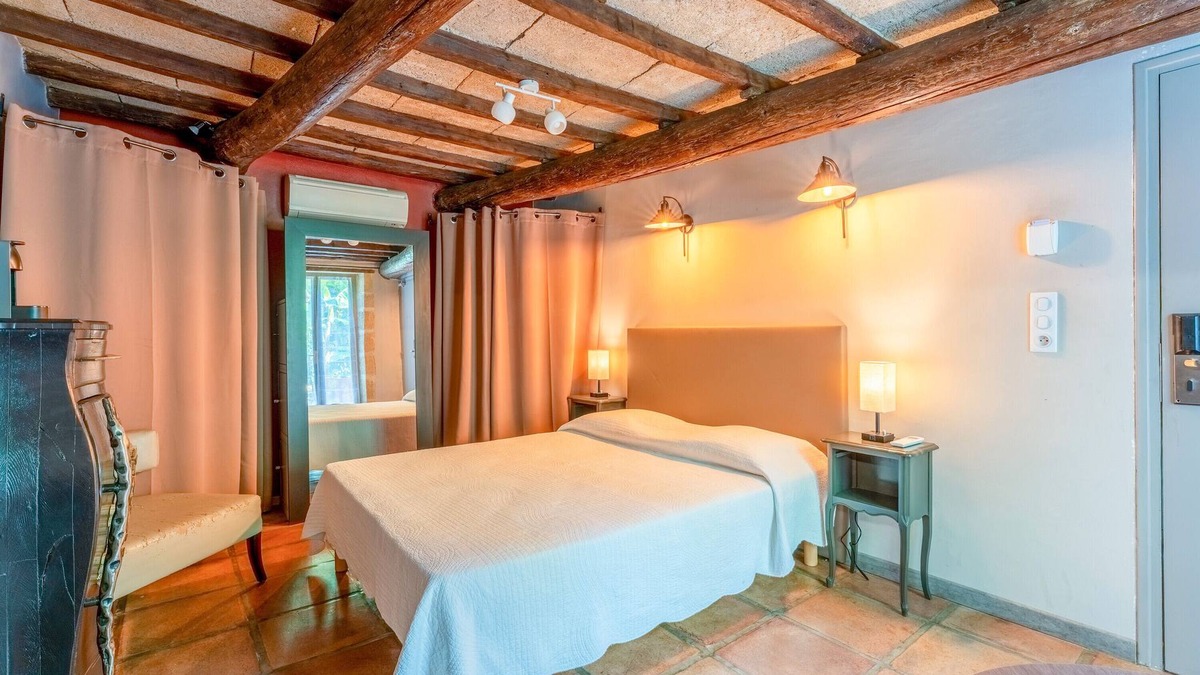 Collias Apartment | Galet Rose Room with Shared Pool, Wi-Fi and Air Conditioning