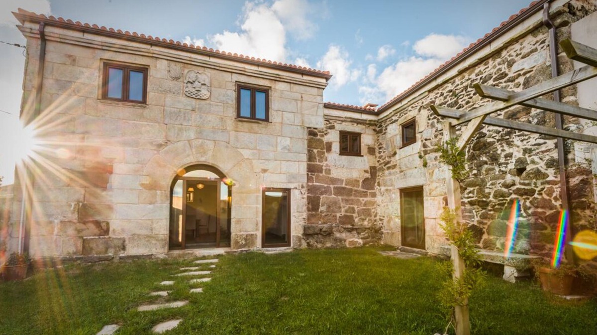 Lemaio Cottage | Galician pazo from the 16th century.
