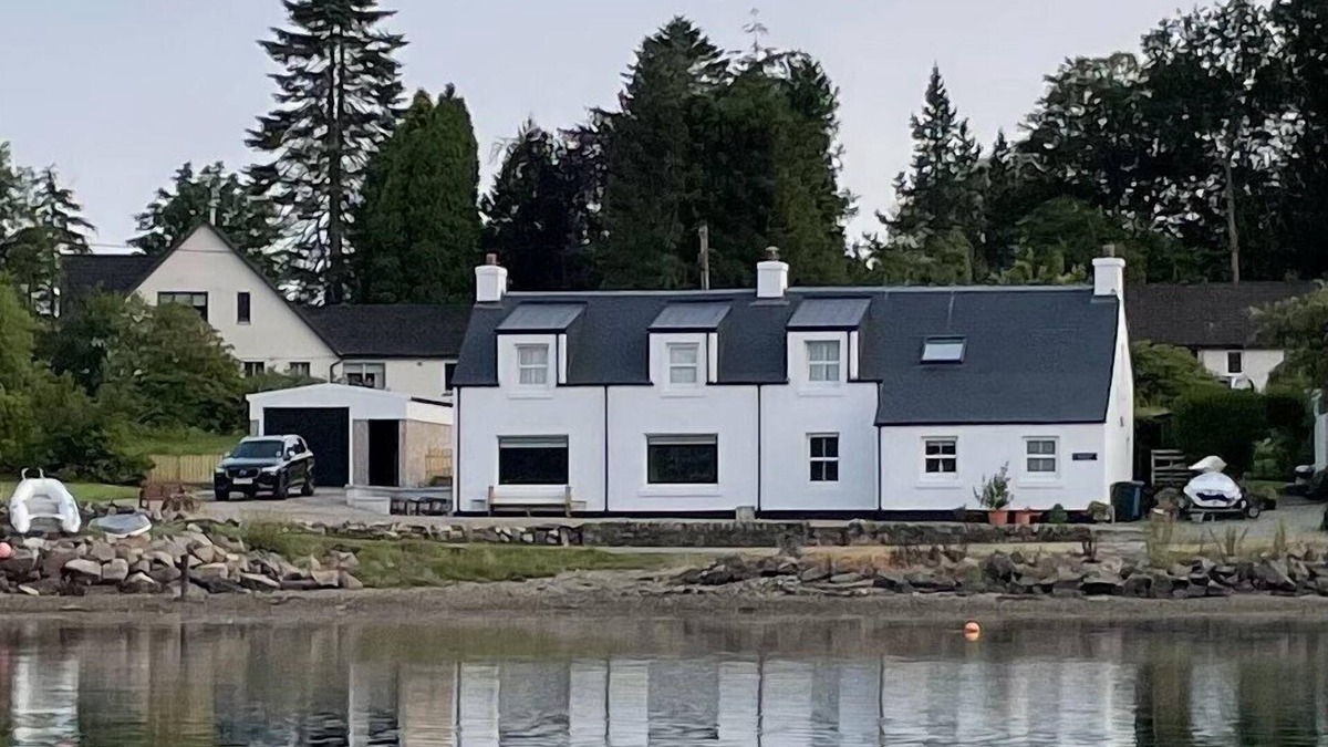 Lochgair Cottage | Gallanach Cottage lochside setting with a large enclosed garden
