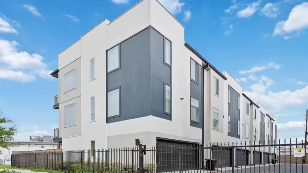 Houston House | Galleria Luxe 3-Story Designer Townhouse