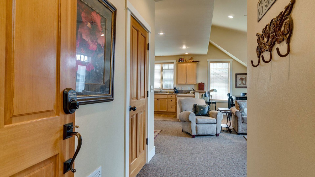 Sisters Condo | Galleries 1 Block, Spacious Yet Cozy, King & Queen Beds, 1 Pet Welcome, Mt. View