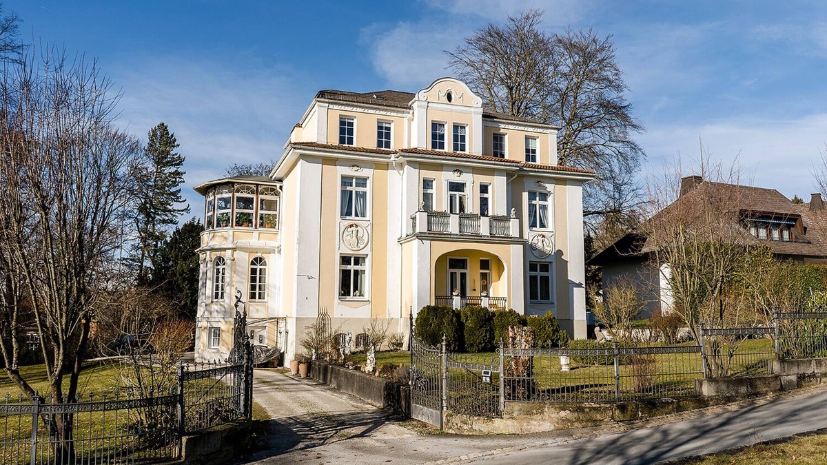 Coburg House | Gallery in the coach house, 5 minutes' walk from the market square,