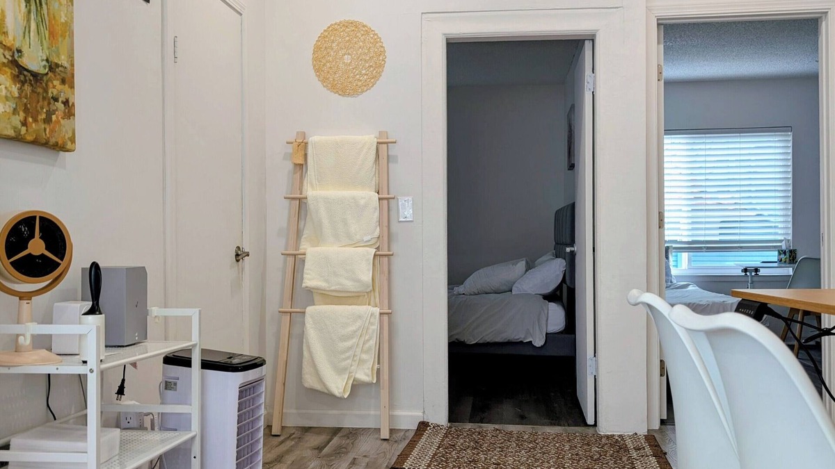 South Berkeley Apartment | Gallery Look Cozy 2-bedroom apartment in charming Berkeley