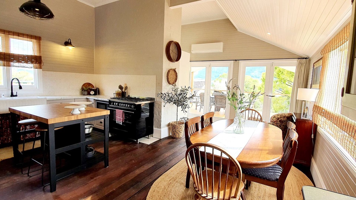 Gloucester House | Galway Homestead in Gloucester