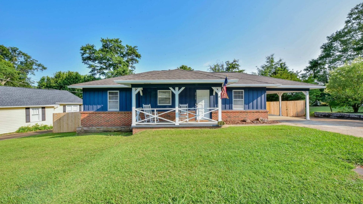 Northport House | Game Day Cottage- 3.2 miles to UA- Fenced in yard