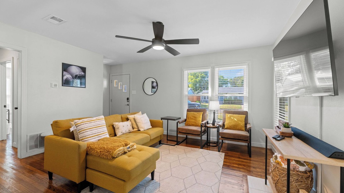 Central Arlington House | Game Day Getaway- 2 bedroom gem