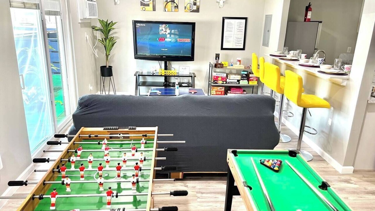 West Arlington Apartment | Game Haven with Putt-Putt Patio, Mins to Stadium