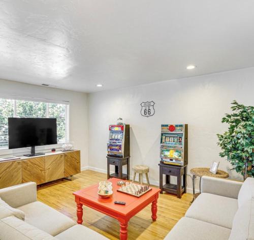 Southeast Boise House | Game Night Condo, Downtown - Bsu - Darts & More!