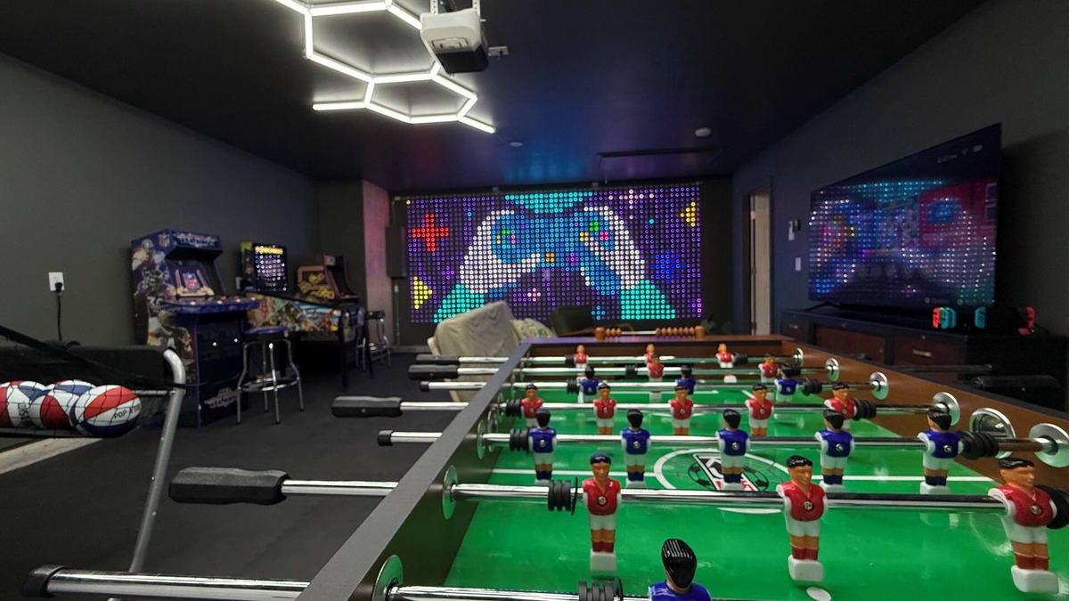 Fountain Inn House | Game On! Epic Gameroom, King, fireplace, firepit, parking, 300Mbps, 5 Smart TVs